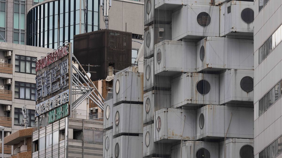 Fotky: Ikona japonské moderní poválečné architektury Nakagin jde k zemi